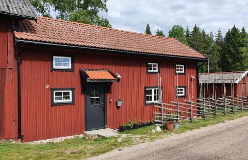 Boende på gård i Kolmårdens skogar