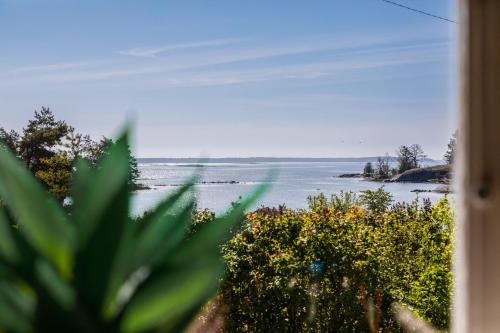 Lovely holiday home with a sea view