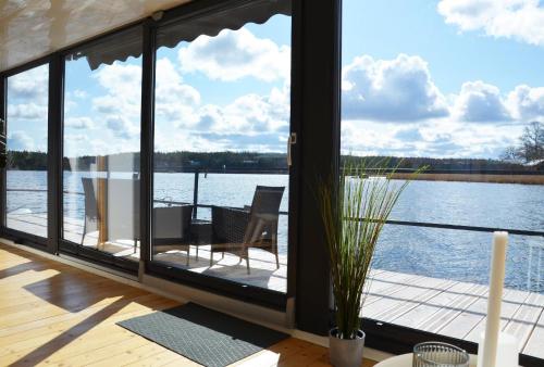 Schwimmendes Haus, freier Blick aufs tolle Wasser, Schweden, inkl Boot